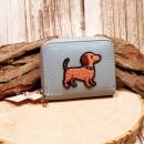 Hellblauer Kindergeldbeutel mit Dackel Trixie Stickerei, geöffnetes Portemonnaie mit 6 Fächern, Rückansicht Kunstleder blau.